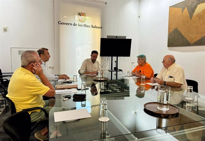 El conseller de Vivienda, Territorio y Movilidad, José Luis Mateo, reunido con representantes de la PAH.