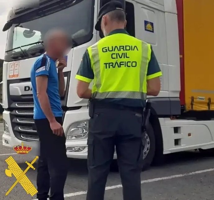 La Guardia Civil especialista en Transportes del Subsector de Tráfico de Almería.