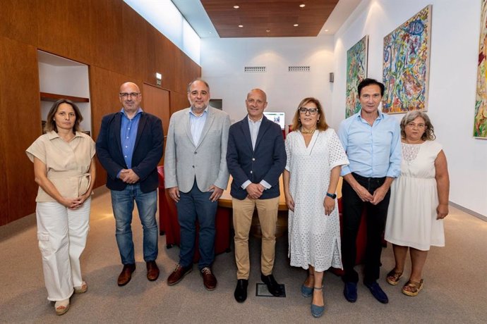 Visita a la Oficina Municipal de Información al Consumidor de los consejeros Carlos Gimeno y Alfonso Mendoza, además de la directora general de Consumo del Gobierno de Aragón, Inmaculada de Francisco.