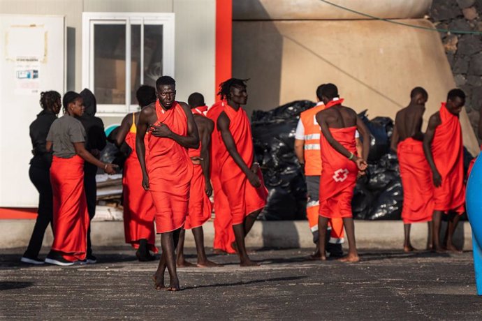 Migrantes llegados en cayuco en el puerto de La Restinga