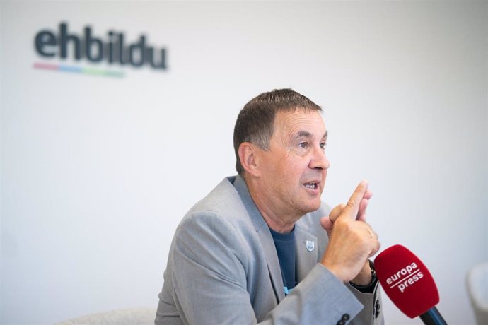 El coordinador general de EH Bildu, Arnaldo Otegi, durante una entrevista para Europa Press en la sede del partido, en Bilbao, Bizkaia