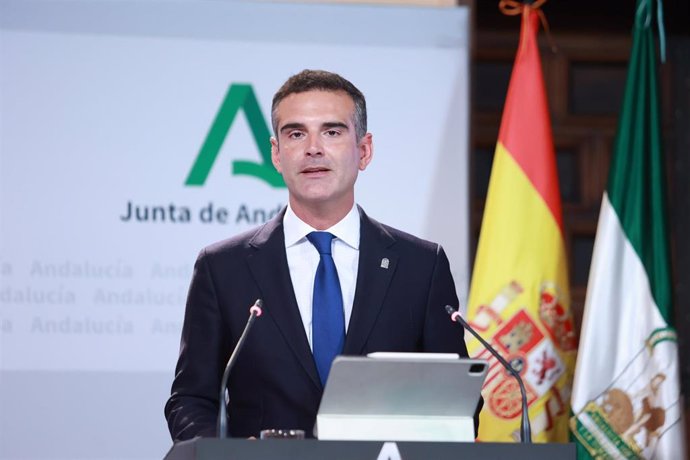 El consejero de Agricultura, Pesca, Agua y Desarrollo Rural, Ramón Fernández-Pacheco, comparece en la rueda de prensa posterior al Consejo de Gobierno de Andalucía.