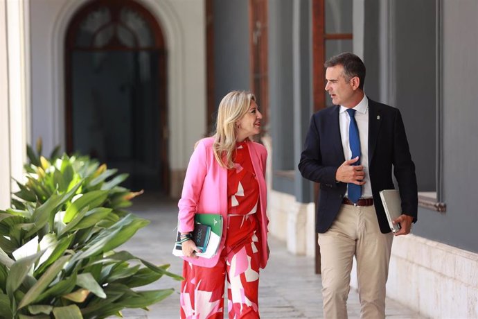 La consejera de Economía, Hacienda y Fondos Europeos y portavoz del Gobierno, Carolina España, y el consejero de Agricultura, Ramón Fernández-Pacheco, comparecen en la rueda de prensa posterior al Consejo de Gobierno de Andalucía. 