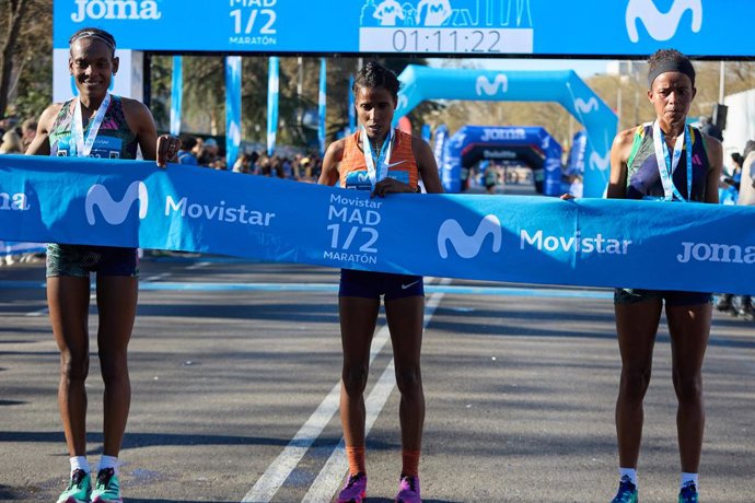 Archivo - La atleta vencedora de la prueba, Zewditu Aderaw (c), la segunda en llegar Alemitu Tareku (i) y la tercera corredora, Ayinadis Teshome (d) 