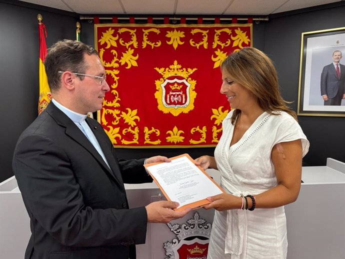 El reverendo rondeño, presbítero de la Archidiócesis de Toledo, y oficial de la Santa Sede, Salvador Aguilera, entrega a la alcaldesa, María de la Paz Fernández, más de 1.000 firmas para nombrar Hijas Adoptivas a la Comunidad de Carmelitas Descalzas