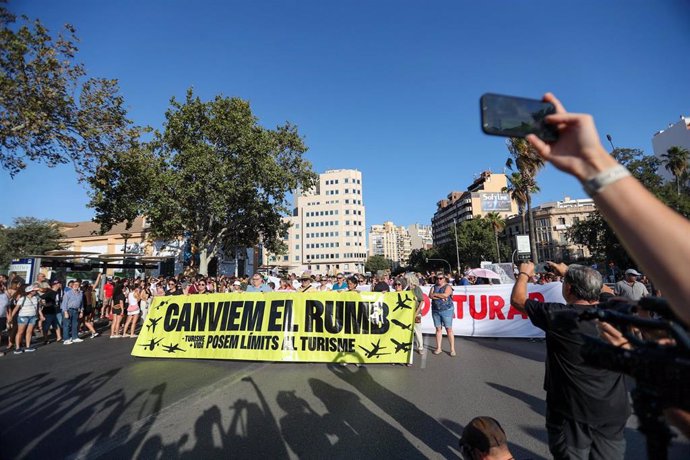 Archivo - Decenas de personas durante una manifestación antiturística en Palma.