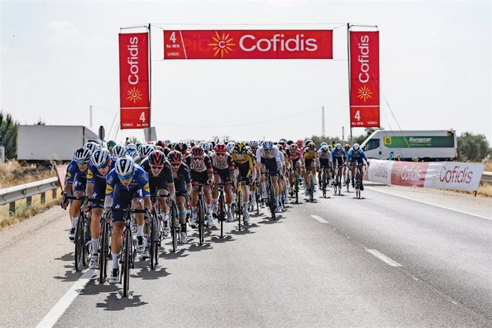 Archivo - La Vuelta a su paso por una meta volante patrocinada por Cofidis