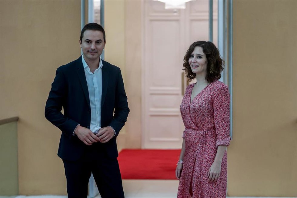 Archivo - La presidenta de la Comunidad de Madrid, Isabel Díaz Ayuso, y el secretario general de PSOE-M, Juan Lobato, conversan a su llegada a una reunión bilateral con los portavoces de los grupos parlamentarios de la Asamblea, en la Real Casa de Corre