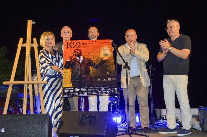 Archivo - El delegado de Cultura de la Diputación, Gabriel Duque (2º dcha.), en la presentación de Iznajazz.