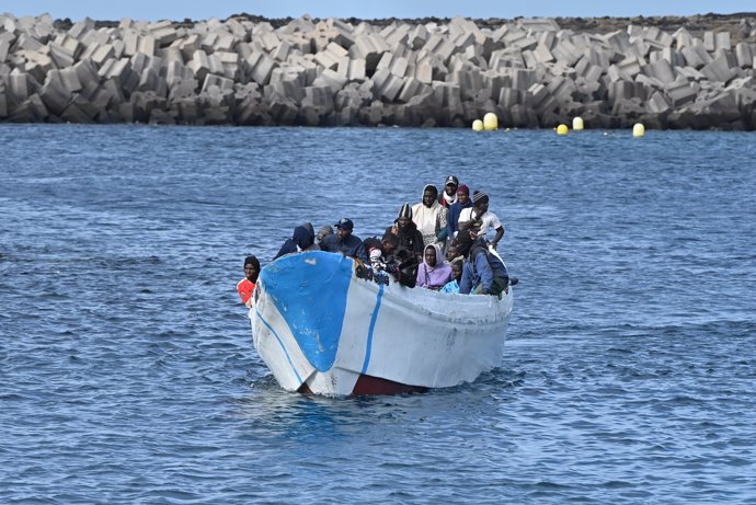 Varios migrantes llegan al puerto de La Restinga, a 4 de febrero de 2024, en El Hierro, Santa Cruz de Tenerife, Tenerife, Canarias (España).