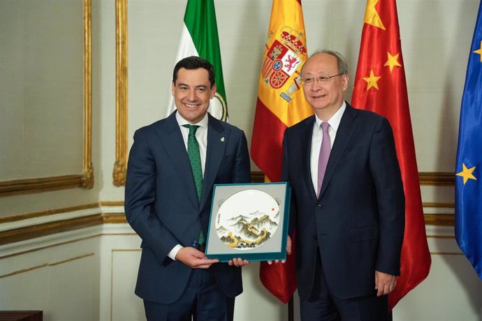 Archivo - El presidente de la Junta, Juanma Moreno (i), durante su reunión con una delegación del Comité Central del Partido Comunista chino encabezada por Yin Li (d), miembro de su buró político. (Foto de archivo de mayo de 2024).