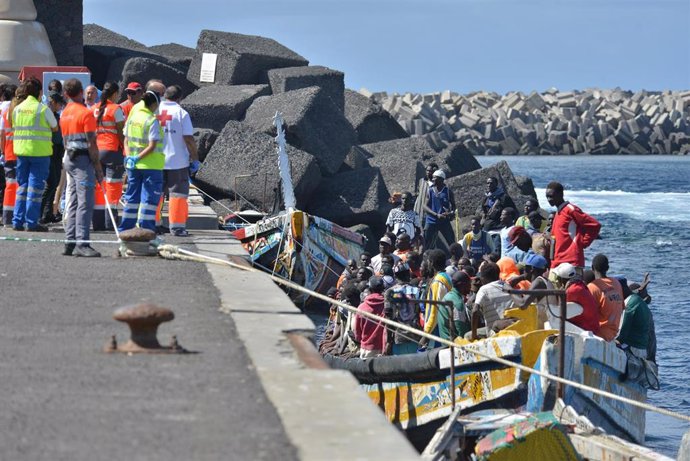 Archivo - Llegada de una patera al muelle de La Restinga