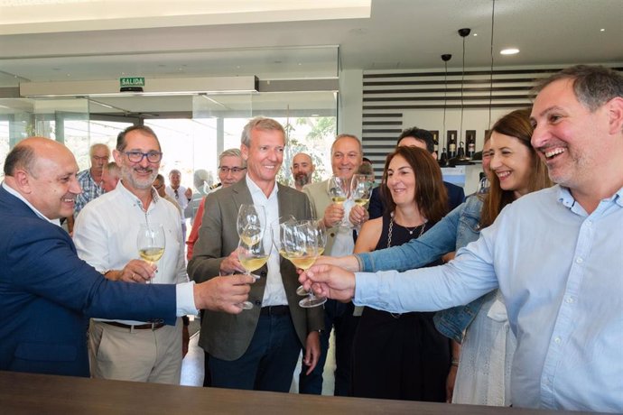 Rueda participa en la visita a una bodega.