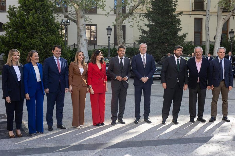 Archivo - La secretaria general del PP, Cuca Gamarra (2i); el presidente de la Junta de Castilla y León, Alfonso Fernández Mañueco (3i); la presidenta de la Junta de Extremadura, María Guardiola (4i); la presidenta de la Comunidad de Madrid, Isabel Díaz
