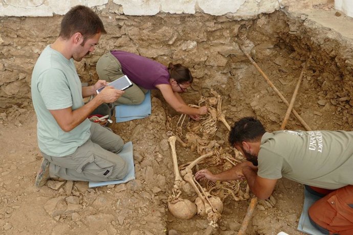 Equipo de intervención durante las tareas de excavación y documentación de víctimas de la Guerra Civile en la fosa número 3 del cementerio de Zufre (Huelva).