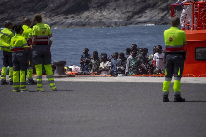 Migrantes procedentes de un nuevo cayuco desembarcan en el puerto de La Restinga, a 26 de agosto de 2024, en El Hierro, Canarias (España).