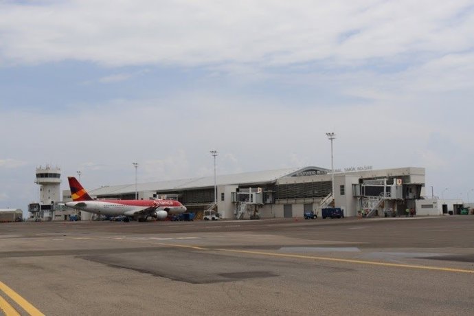 Archivo - Vista general del aeropuerto de Santa Marta, Colombia
