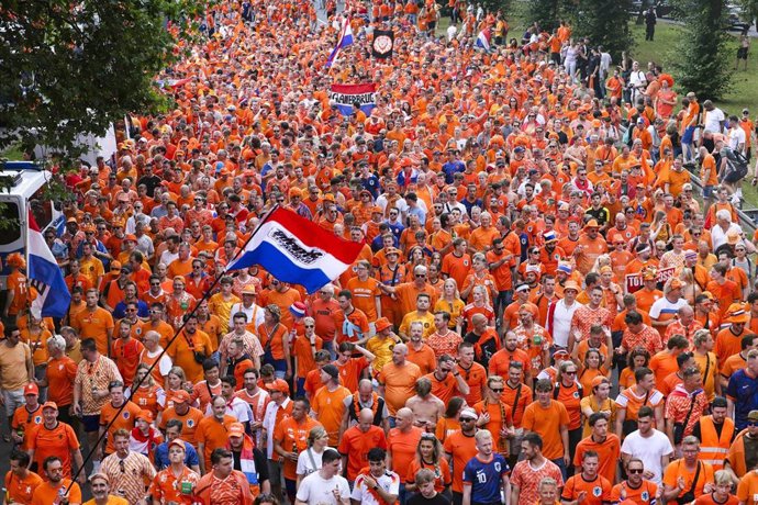 Archivo - Aficionados neerlandeses en las horas previas de un partido en la Eurocopa 2024.