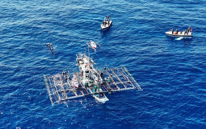 Archivo - BEIJING, June 30, 2024  -- An aerial drone photo taken on June 29, 2024 shows the China Coast Guard assisting injured Filipino fishermen in waters adjacent to China's Huangyan Dao. The China Coast Guard (CCG) on Saturday assisted two Filipino fi