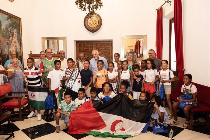 El presidente de la Diputación de Cáceres, Miguel Ángel Gallardo, recibe a niños saharauis participantes en el programa 'Vacaciones en Paz'