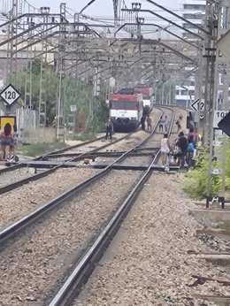 Interrumpida la circulación entre València Nord y Alfafar por la presencia de un hombre subido a la catenaria