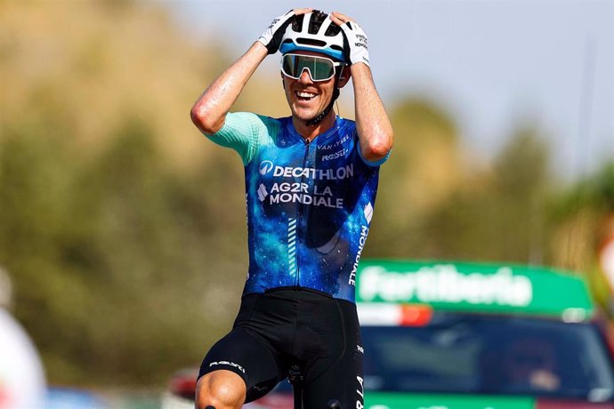 El ciclista australiano Ben O'Connor (Decathlon AG2R La Mondiale Team) tras su victoria de etapa en La Vuelta