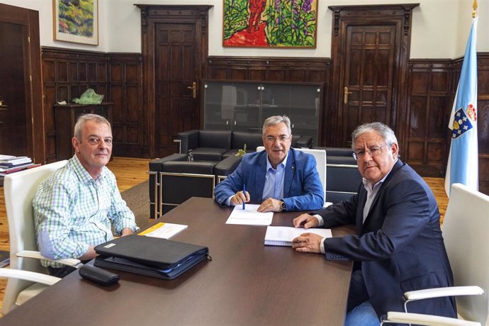 El presidente de la Diputación de Ourense, Luis Menor, recibe al presidente y secretario del CRIXP Pataca de Galicia, José Manuel Gómez y Ricardo Losada, respectivamente.