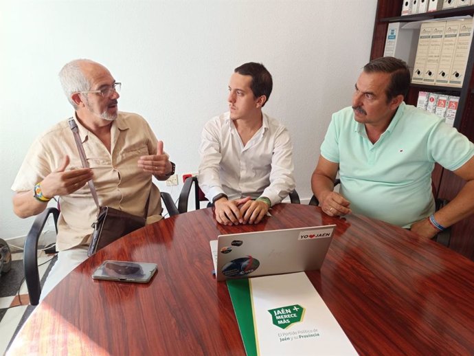 El concejal Luis García (c), en la reunión con representantes vecinales de La Manseguilla.