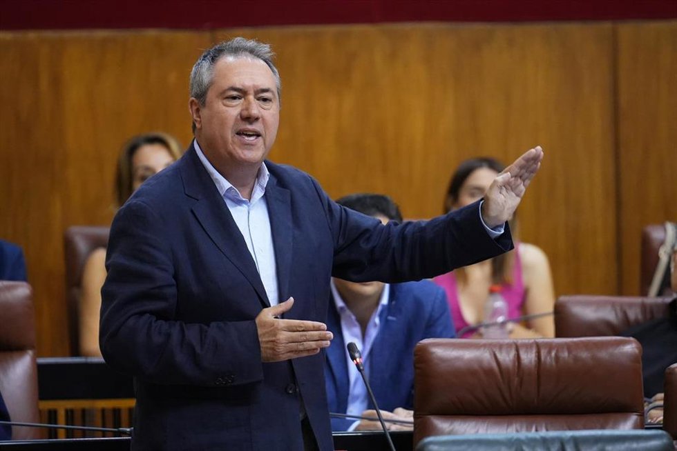 Archivo - El secretario general del PSOE A, Juan Espadas, en una foto de archivo en el Parlamento andaluz.
