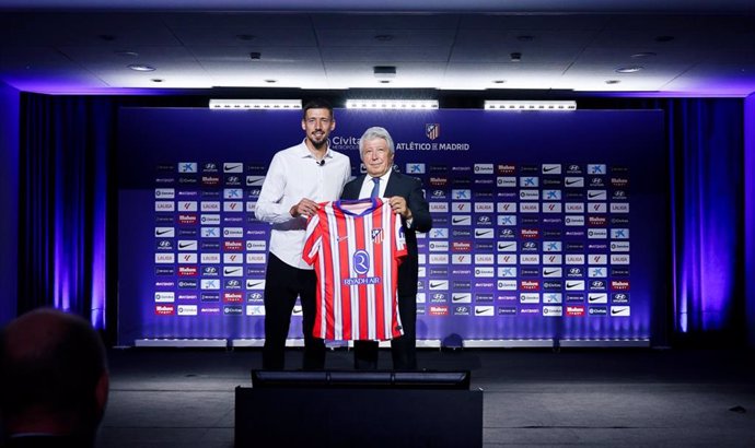 El central francés Clément Lenglet posa con la camiseta del Atlético de Madrid junto a Enrique Cerezo