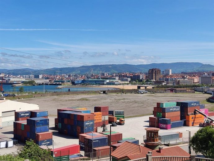 Archivo - Contenedores en el Puerto de El Musel.