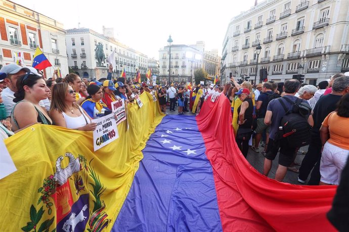 Decenas de personas durante una concentración contra Nicolás Maduro, en la Puerta del Sol, a 3 de agosto de 2024