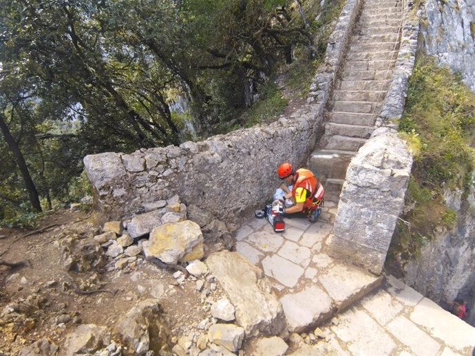 Rescate en las escaleras del Faro del Caballo de Santoña.