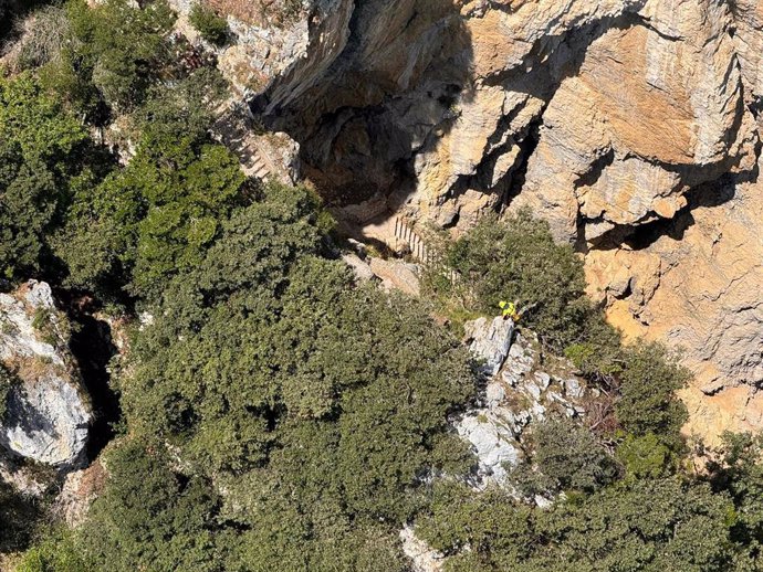 Rescate de un montañero enriscado en la ruta del desfiladero de La Hermida a la ermita de Santa Catalina