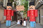 Foto: La calle Finlndia, primer premio de las fiestas de Sants de Barcelona con adornos de Navidad