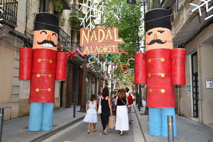 La calle Finlàndia, primer premio de las fiestas de Sants de Barcelona con adornos de Navidad