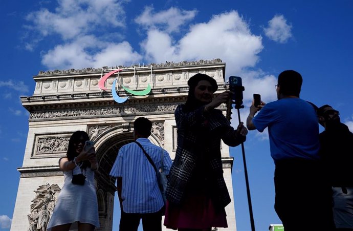 El Agitos, símbolo del Movimiento Paralímpico, en el Arco del Triunfo de París