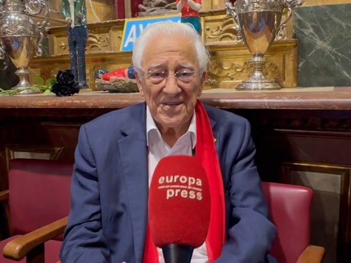 El Padre Ángel atendiendo a la prensa en la Iglesia de San Antonio.