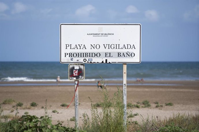 Cartel de advertencia en la playa de Massalfassar