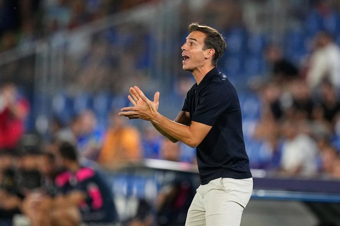 Inigo Perez, head coach of Rayo Vallecano, gestures during the Spanish League, LaLiga EA Sports, football match played between Getafe CF and Rayo Vallecano at Coliseum de Getafe stadium on August 24, 2024, in Getafe, Spain.