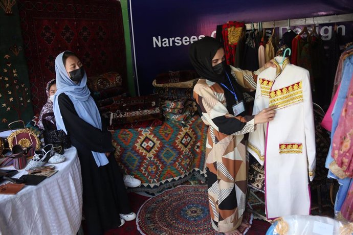 Archivo - Mujeres participan en una feria en Kabul, Afganistán