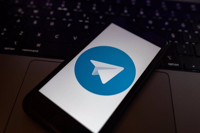 Logotipo de Telegram en una pantalla de móvil