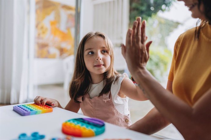 Archivo - Niña autista jugando con su madre.