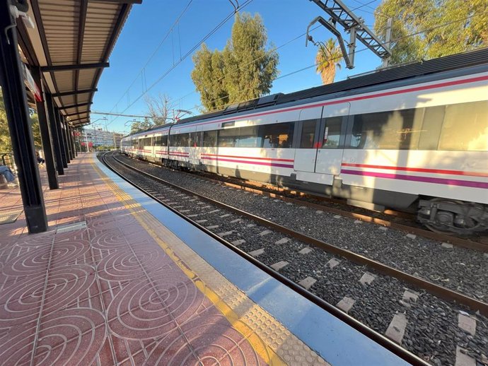 Archivo - Tren de Cercanías de Renfe en Málaga a su paso por la parada apeadero de Los Álamos, en Torremolinos.