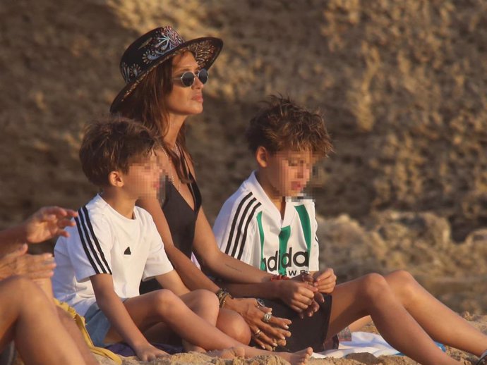 Sara Carbonero, viendo el atardecer en una playa gaditana con sus hijos Martín y Lucas