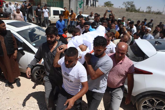 Palestinos portan el cadáver de un vecino muerto por las tropas israelíes en Cisjordania.