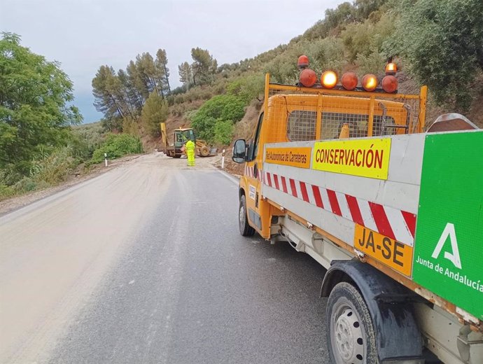 Trabajos de conservación en una carretera autonómica de la provincia de Jaén.