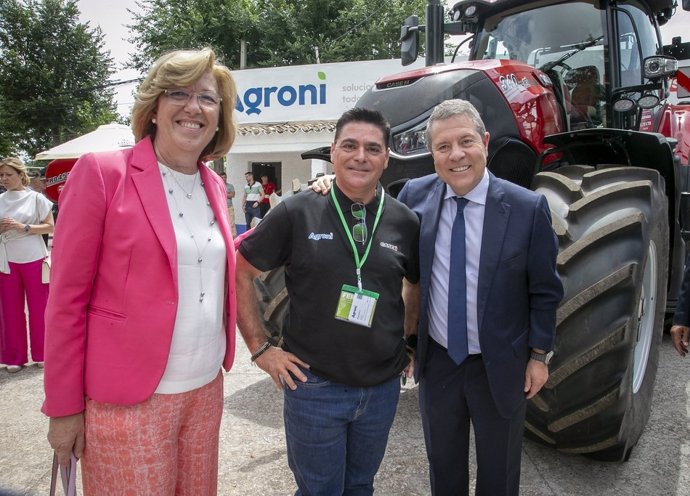 La delegada de Agricultura de la Junta, Amparo Bremard, y el presidente autonómico, Emiliano García-Page en un evento de maquinaria agrícola.