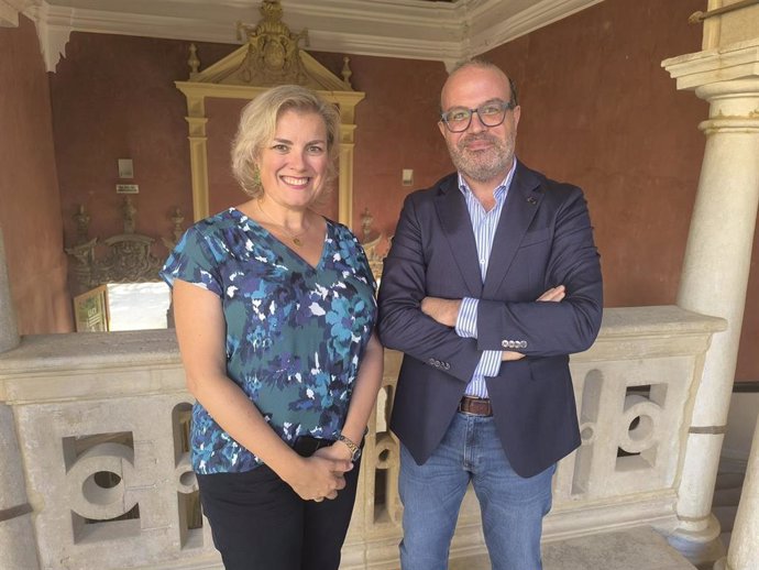 El profesor titular de Historia del Arte en la Universidad de Jaén (UJA) Felipe Serrano, y la profesora de Historia del Arte en el departamento de Patrimonio Histórico de la UJA Mercedes Simal, en la sede Antonio Machado de la UNIA en Baeza (Jaén).