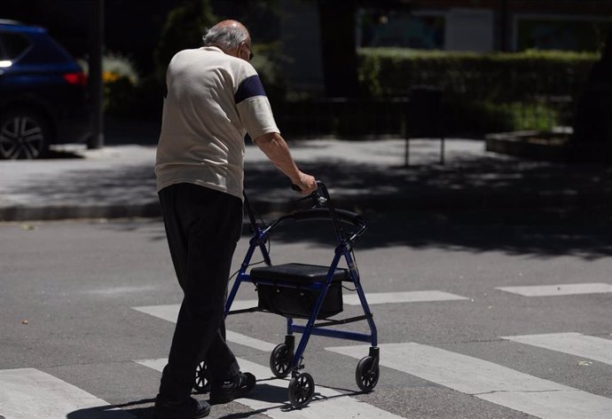 Archivo - Un señor mayor camina con un andador, a 24 de junio de 2024, en Madrid (España). El Fondo de Reserva de la Seguridad Social, conocido como la 'hucha de las pensiones', alcanzó a 31 de mayo los 7.022 millones de euros, su nivel más alto desde 201